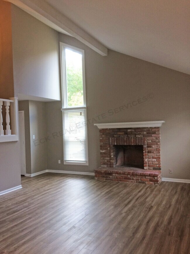 Building Photo - 336 Woodlawn Dr