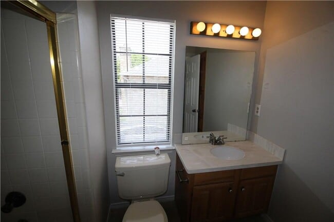Building Photo - 2 Bedroom, 2 Bath  in Bryan Place