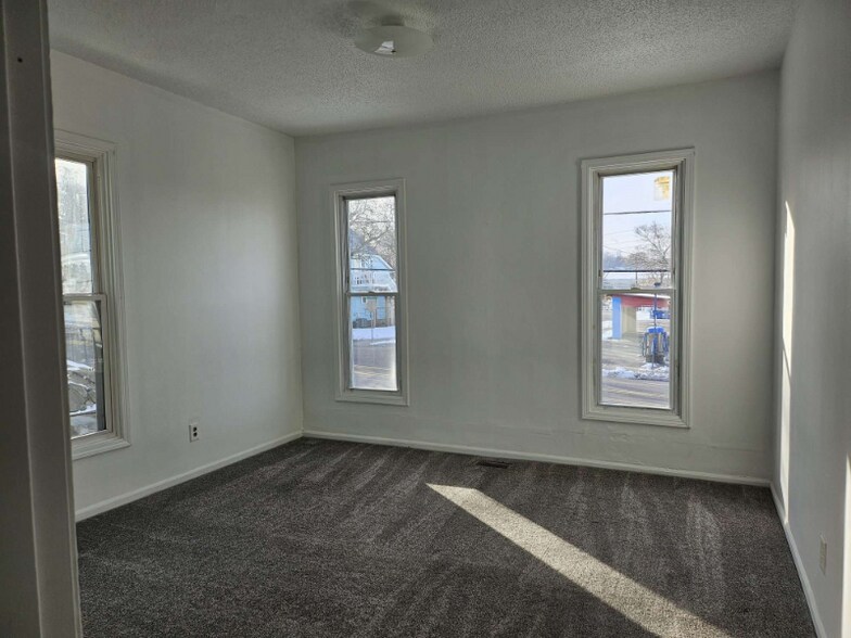Building Photo - 57 Leonard St NE