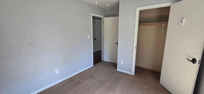 Building Photo - 715 SW Graystone Dr