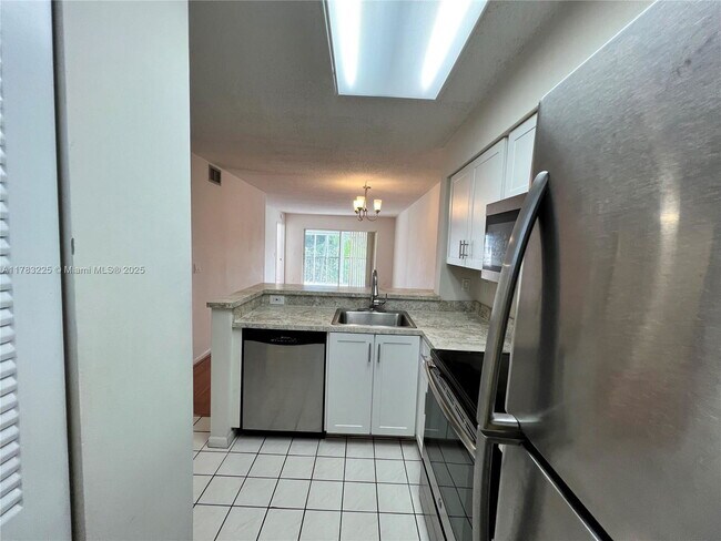 Building Photo - 2220 N Cypress Bend Dr