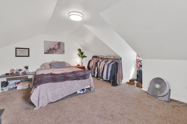 Building Photo - Cozy Home - South Side Flats