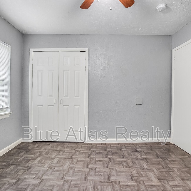 Building Photo - 2215 Riverview Dr