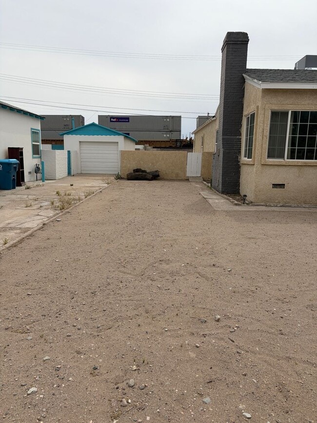 Building Photo - Charming and spacious Needles home