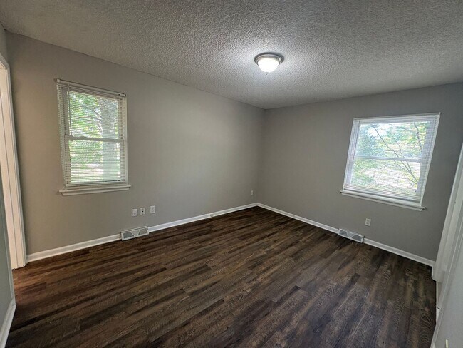 Building Photo - 3 Bedroom 2 Bathroom Available Now! Blue Springs, MO!!