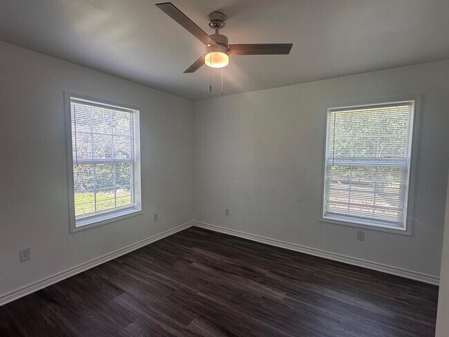 Building Photo - 112 Palamino Ct
