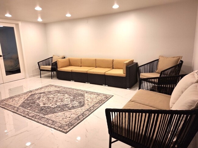 Building Photo - 227 Juneway Terrace