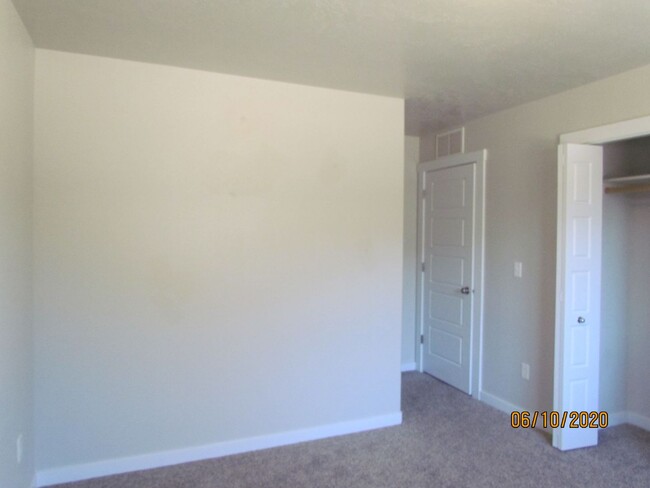 Building Photo - 3 Bed 2 Bath 1622 sqft RV Parking rent fre...