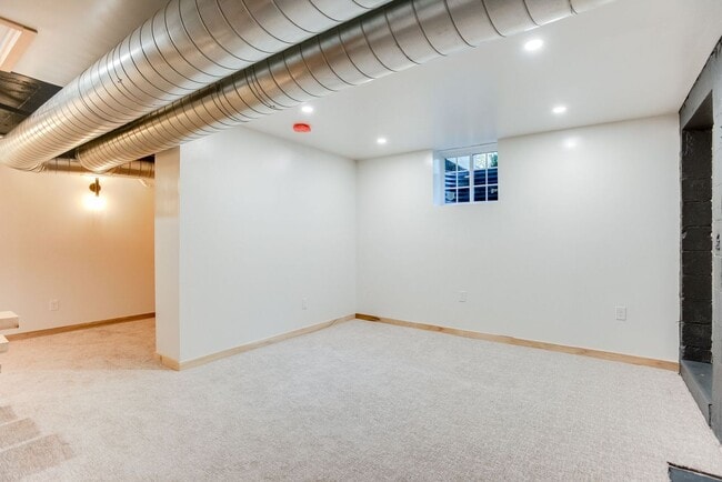 Building Photo - Amazing 2 bedroom, 2 bathroom 1,330 sf hom...
