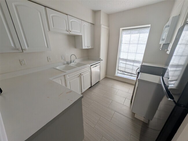 Building Photo - 9017 Rue Cambon St
