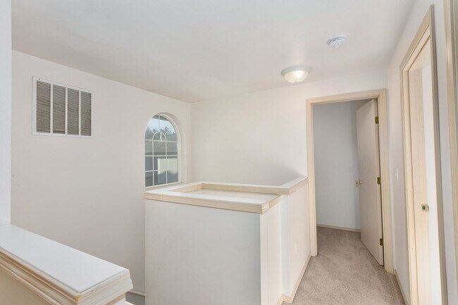 Building Photo - Spacious 3 Bed, 2 Bath Home with Garage & Large Yard in Puyallup!
