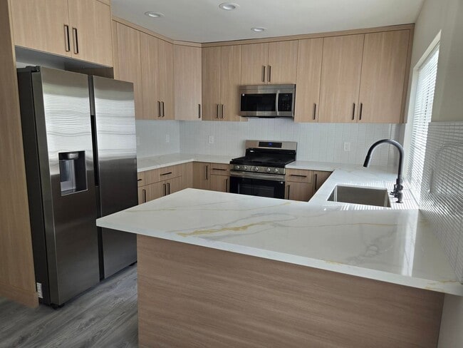 Building Photo - Completely Remodeled Home for Rent – Midto...