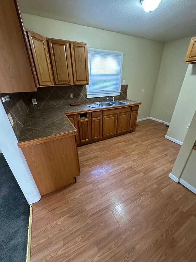 Building Photo - 2 bed 1 bath