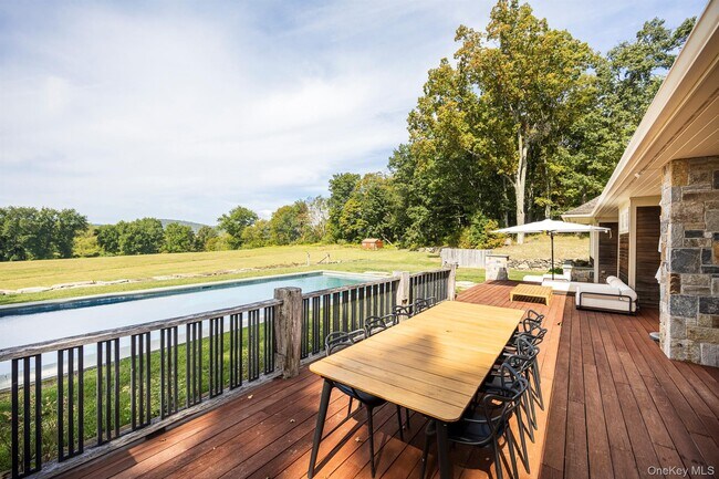 Building Photo - 121 Quaker Hill Rd