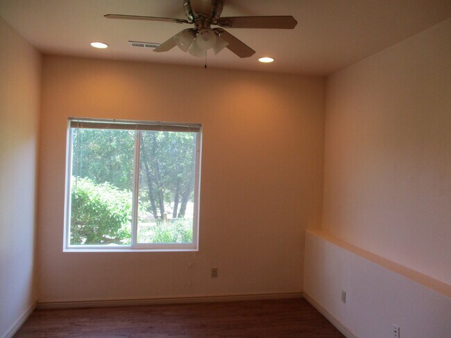 Building Photo - Walkout Basement Apartment - PRICED TO RENT - AVAIL 6/1/26