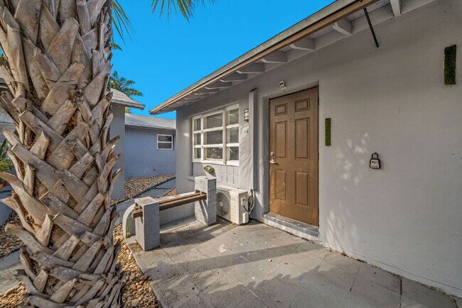Building Photo - Spacious 2-Bedroom Apartment in Central Hollywood