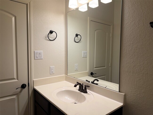 Building Photo - 21102 Echo Manor Dr