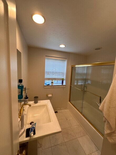 Building Photo - 51 Lake Shore Ct