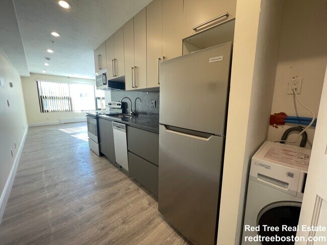 Building Photo - 1028a Commonwealth Ave