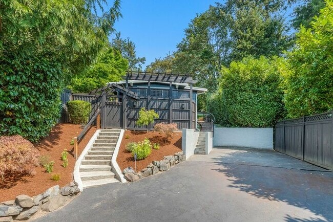 Building Photo - Elegant Air-Conditioned Newly Remodeled Matthews Beach Rambler