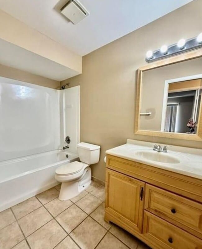 Building Photo - 2 bed 2 bath 2-plex with 1000 sf. and gara...
