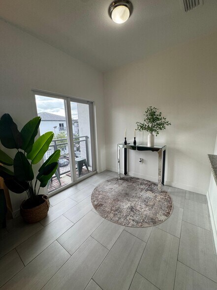 Building Photo - 520 W 79th St