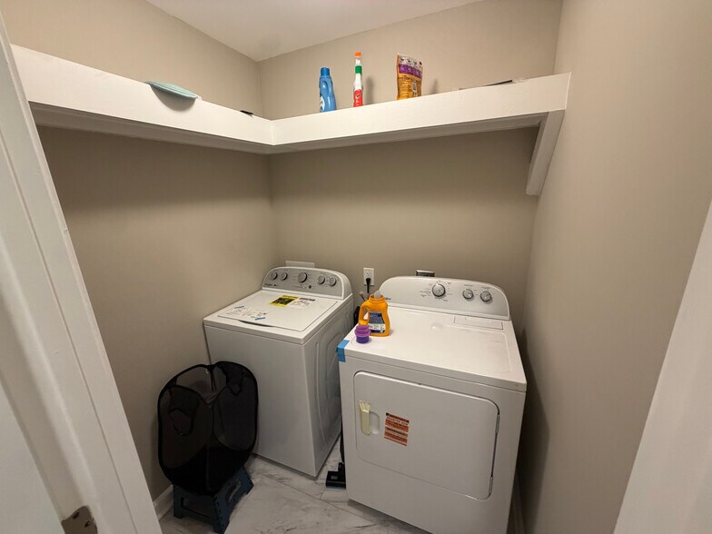 Building Photo - Room in House on Bolton Rd NW