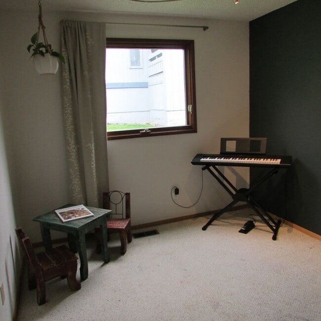 Building Photo - 2250 Sentry Dr