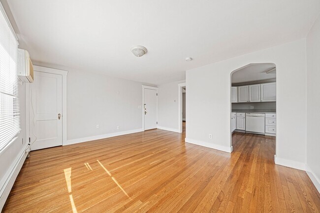 Building Photo - 14 Hartwell St