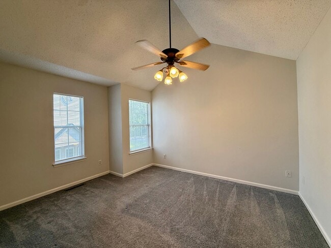 Building Photo - Bright and spacious 2 bed, 2.5 bath condo in the heart of Virginia Beach!