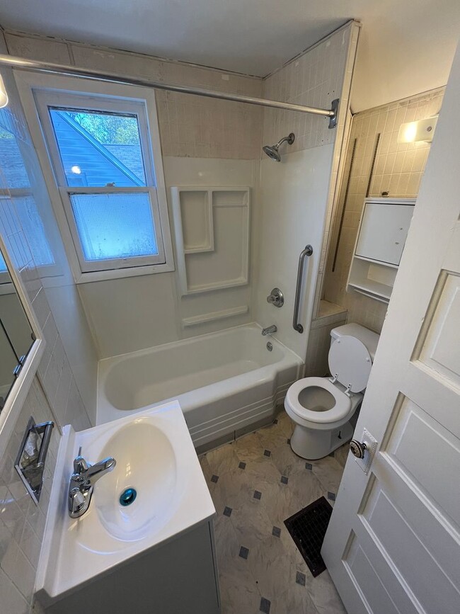 Building Photo - 3 Bedroom 1.5 Bathroom Home