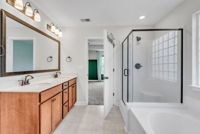 Building Photo - Charming 4-Bed Retreat with Fireplace – Spacious 2631 Sq Ft in Easley, SC, Zoned for Wren Schools