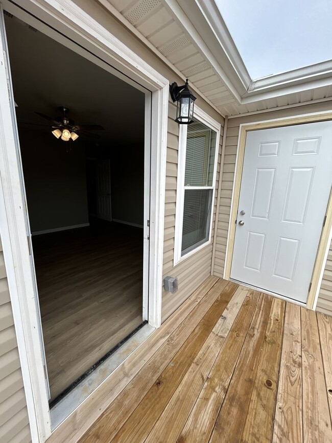 Building Photo - 714 Columbus St