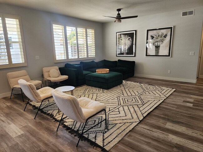 Building Photo - Gorgeous Home with 5 Bedrooms, 3 Baths, So...