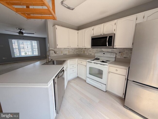 Building Photo - 9424 Sea Breeze Ct
