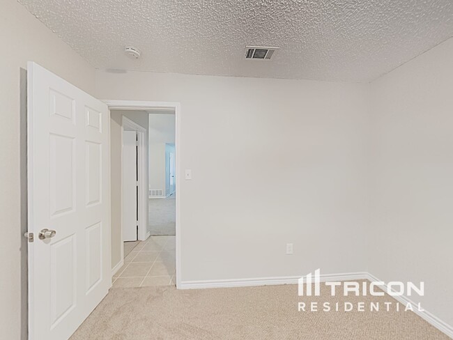 Building Photo - 1120 Hidden Creek Dr