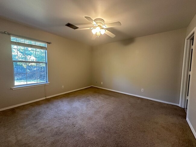 Building Photo - Welcome to this charming 3-bedroom, 2-bath...