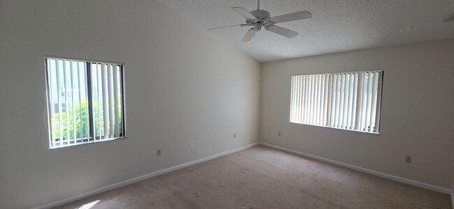 Building Photo - 3 Bed, 2 Bath, 2 Car garage.