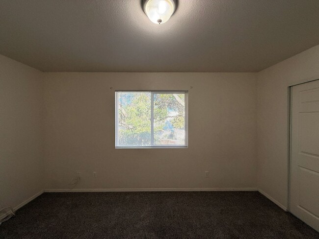 Building Photo - L41900