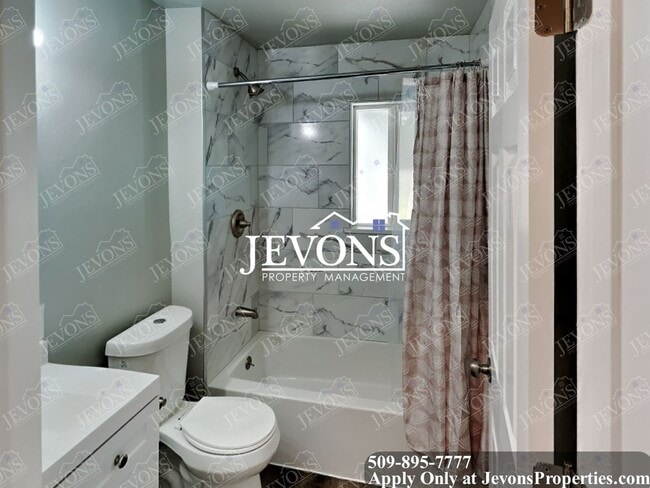 Building Photo - Explore this attractive property in Yakima with 3 bedrooms and 1 bathroom