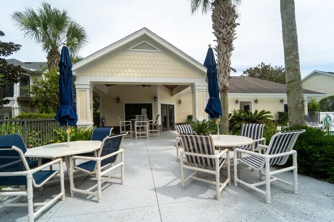 Building Photo - Belle Haven 2-Bedroom Condo with Pond View and Garage