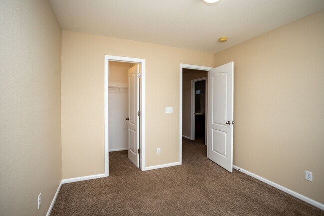 Building Photo - Well Maintained Home in Eastview Estates!