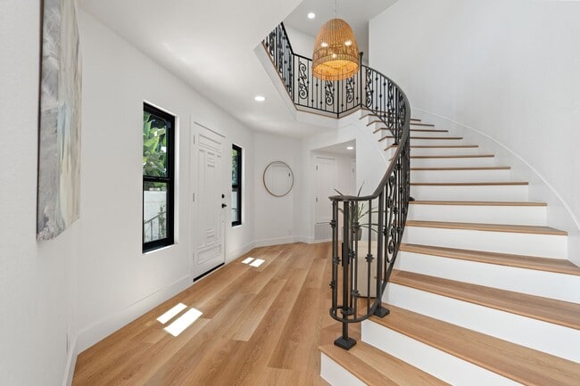 Building Photo - 6803 El Fuerte St