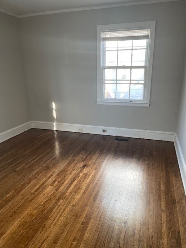 Building Photo - Two Bedroom House