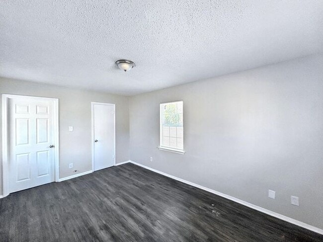 Building Photo - 2115 Bennett Ave