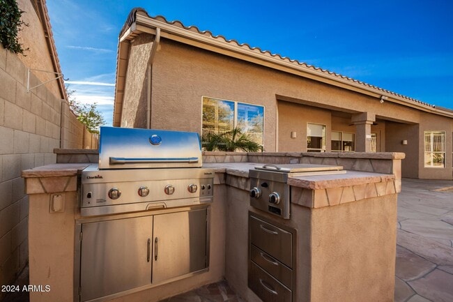 Building Photo - 7438 E Sand Hills Rd