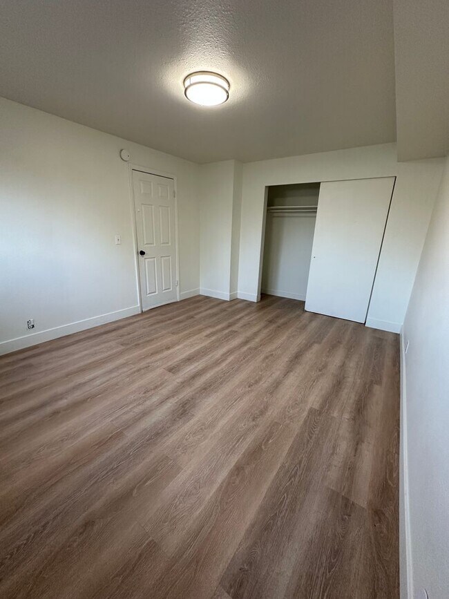 Building Photo - GET $500 OFF THE FIRST MONTHS RENT!!!