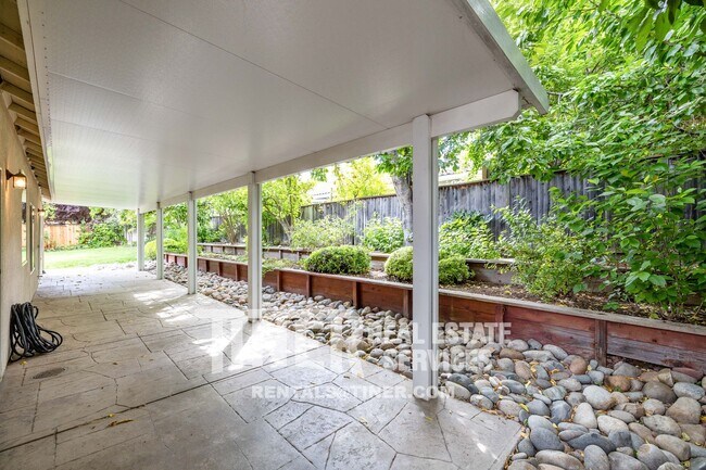 Building Photo - 51 Tulip Tree Cir