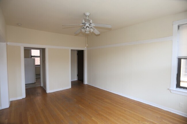 Building Photo - 722 W Barry Ave