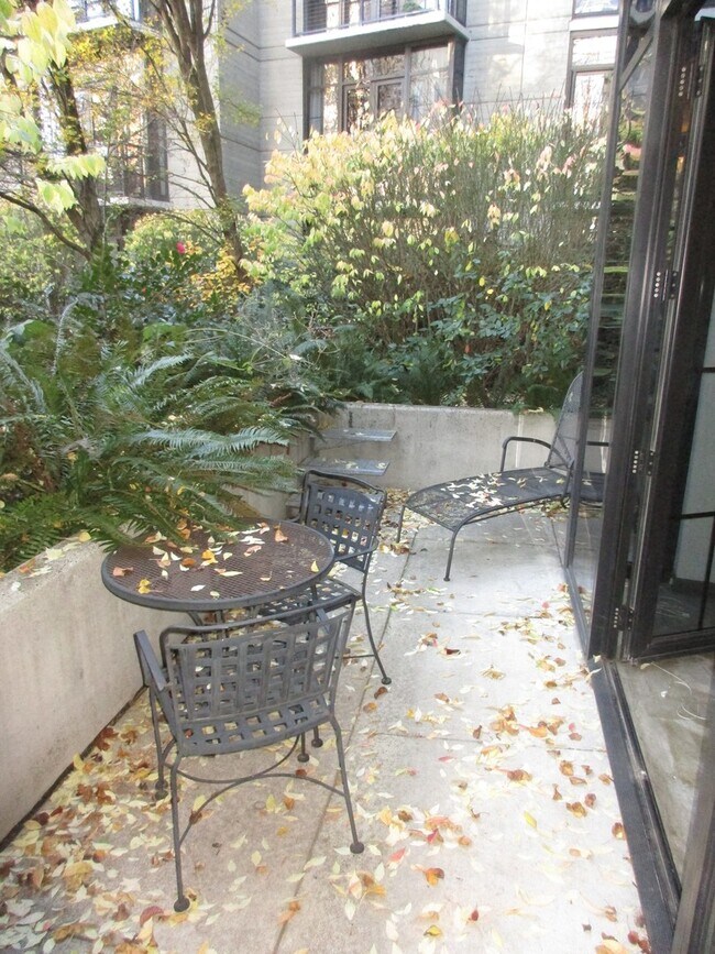Building Photo - Streetcar Lofts - studio with 1 parking sp...